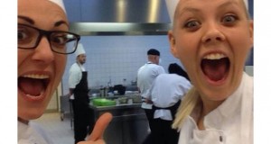 Kolbrún Völkudóttir aðstoðarkona og <b>Unnur Pétursdóttir</b> - deaf-chef-selfie-fors-300x160