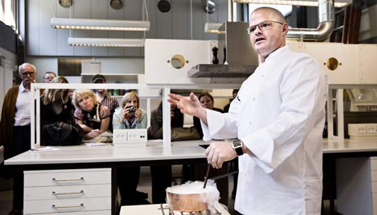 Heston Blumenthal að laga einn þekktasta rétt sinn egg og beikon ísinn