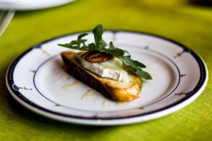 Smakk Bruschetta með geitaosti, hunangi, pekahnetu og rucola Virkilega góður réttur og mig langaði bara í meira. Nákvæmlega eins og smakk á að vera.