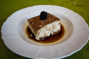 Tiramisú. Nú kom bakarinn upp hjá mér, en ég tel mig gera eitt það besta tiramisú-ið og er erfitt að keppast við það. Fannst of sterkt kaffi bragð, botninn of þykkur og fyllingin of mild og bragðlítil. Góð pæling sem þarf að tækla betur.