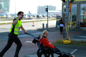 Bjarni og Kristjana fengu stólinn lánaðan í maraþonhlaupinu 2013 hjá styrktarfélagi lamaðra og fatlaðra, og er hann sérhannaður útivistarstóll