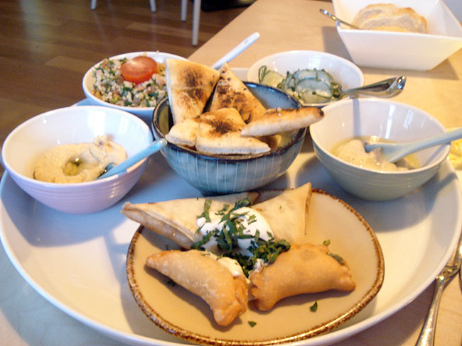 Kalt Meze – Kaldir forréttir; Hummus B’tahini Kjúklingabaunir, sesame smjör, sítrónusafi og hvítlaukur Tabbouleh Steinselja, tómatar, laukur, mynta, hveiti, sítrónusafi og ólífuolía. Laban Bi-Khyar Gúrka í jógúrtdressingu Baba ghanoush. Eggaldinmús og sesame ídýfa með hvítlauk og sítrónu. Heitt Meze - Heitir forréttir Sambousek Bil- Lahme Smjördeig fyllt með niðurskornu lambakjöti, lauk og furuhnetum Fatayer Sabanekh, smjördeig fyllt með spínati, lauk, furuhnetum og sítrónusafa. Á Myndinni frá vinstri og klukkuhringunn er, Hummus, Tabbouleh, gúrkur í jógúrtsósu, Eggaldinmus, Sambousek eru þríhyrningarnir og Fatayer eru hálfmánarnir og í miðjunni er hið umtalaða brauð.