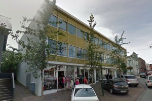 Fyrir breytingar/skjáskot af Google korti.  Í húsinu var tískuverslunin Outlet, GK Reykjavík, Fasteignasalan 101 Rvk., Snyrtistofan Salon Rits omfl.