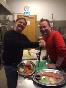 F.v. Raymond Blanc og Agnar Sverrisson létu vel af veiði dagsins og skellt var í laxa-sashimi.