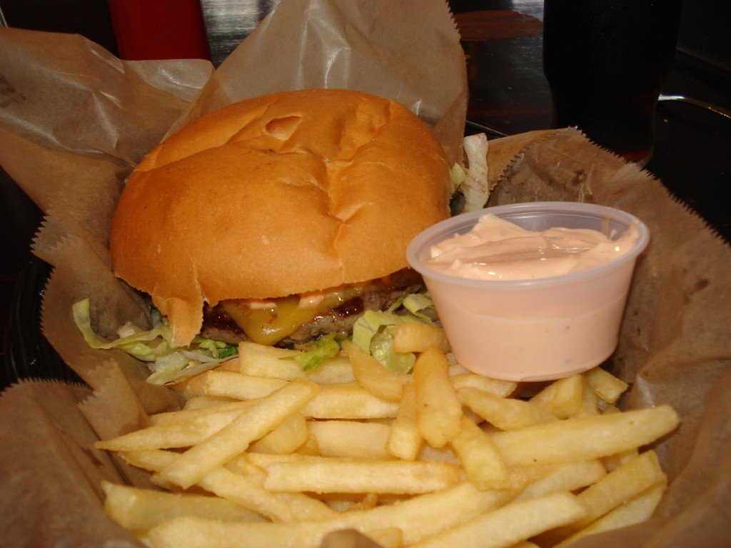 140 gr Chuck solid burger, með bræddum óðalsosti, sultuðum lauk, tómat, fersku salati, chilli mayonnaise og frönskum kartöflum