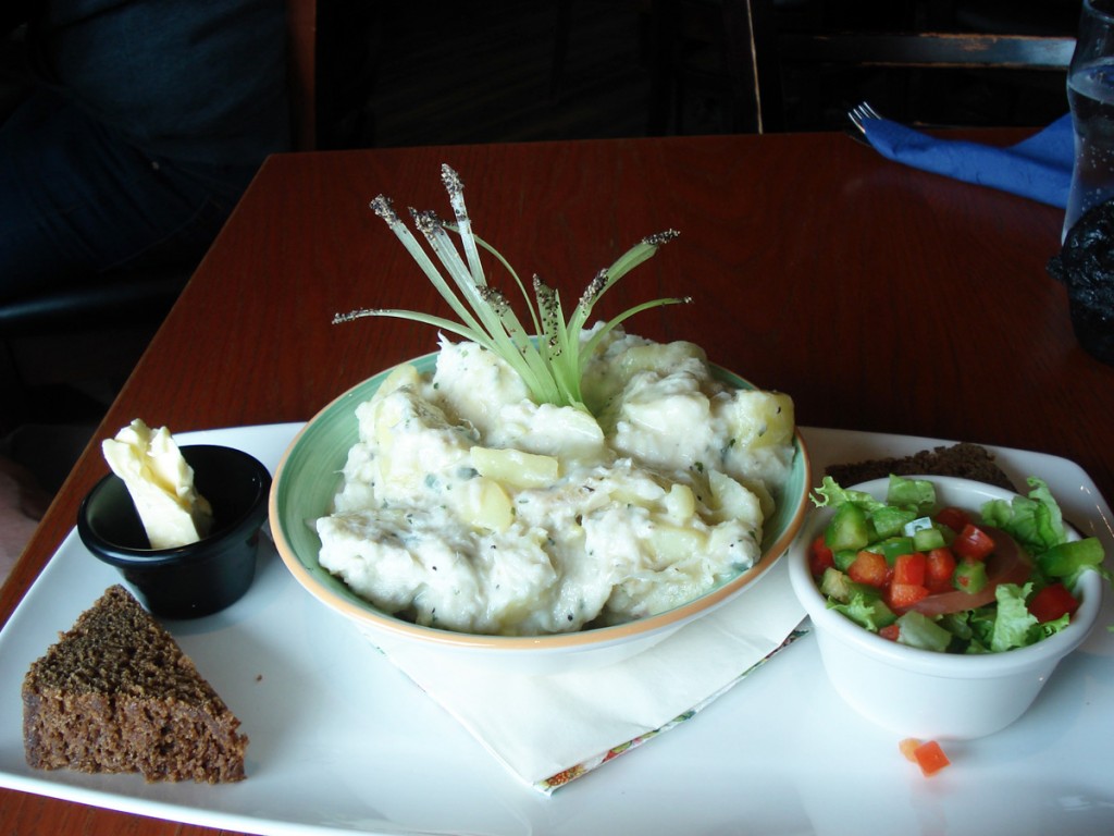 Plokkfiskur Borinn fram með rúgbrauði, íslensku smjöri og salati
