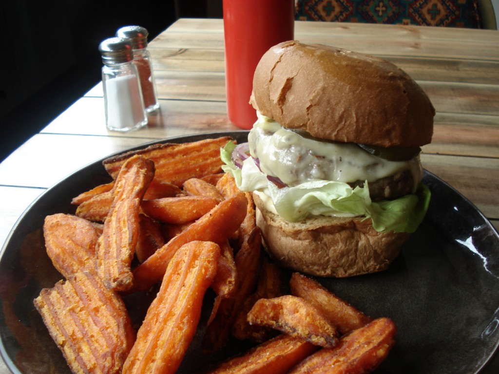 Frederiksen burger, 150 gr. grófhökkuð nautalund  í tosted Porter brauði með tómötum, rauðlauk, káli, súrum gúrkum og heimalagaðari dressingu og með fylgdu sætfranskar kartöflur.