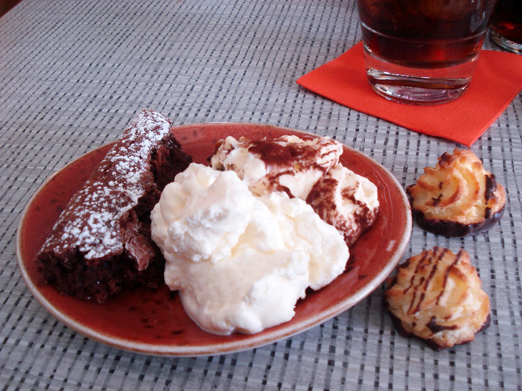 Tiramisu, súkkulaðikaka, rjómi og kókostoppar