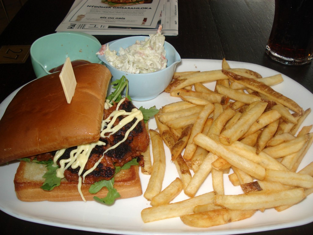 Nýdönsk grísasamloka ( pulled pork ) úr reyktum hægelduðum grísabóg með de luxe sósu ( japanskt mayonnaise) og klettasalati, borið fram í seasamlausu brauði með frönskum kartöflum og hrásalati