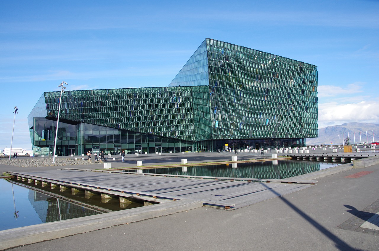 Harpa - Tónlistar- og ráðstefnuhús í Reykjavík | Harpa is a concert hall and conference centre in Reykjavík, Iceland