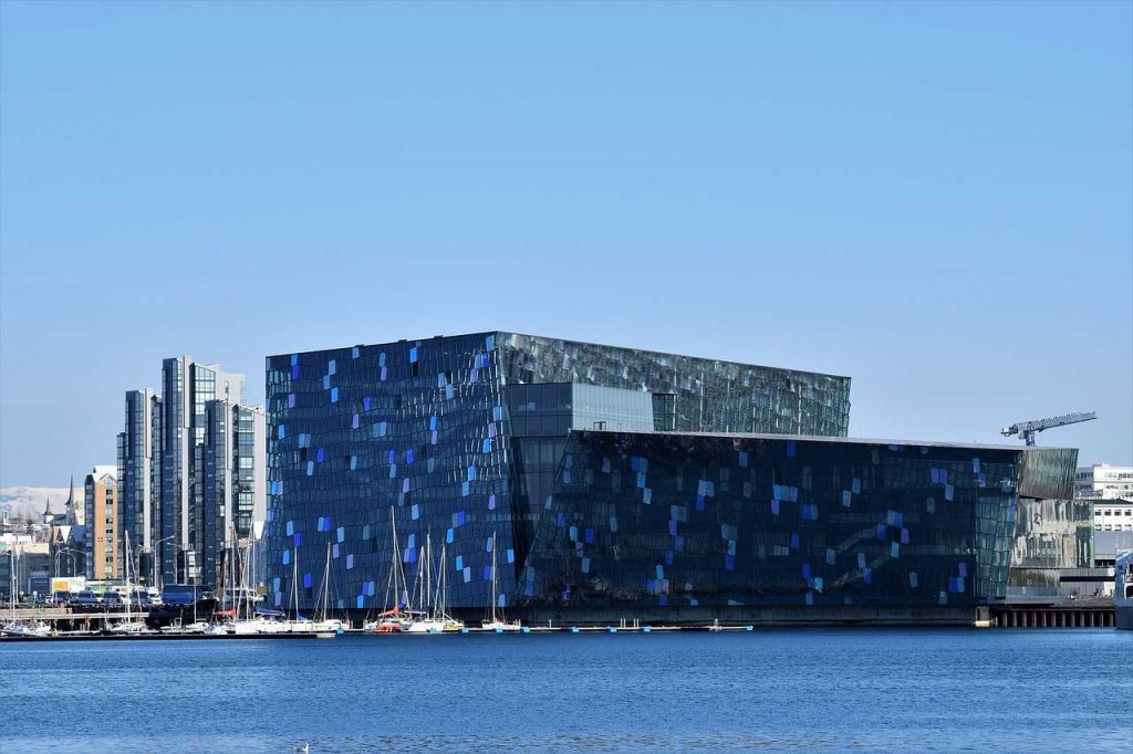 Harpa - Tónlistar- og ráðstefnuhús í Reykjavík | Harpa is a concert hall and conference centre in Reykjavík, Iceland