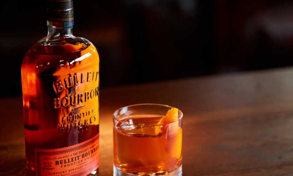 Holy gun бурбон. Буллет Бурбон. Виски буллет американский. Bulleit Bourbon стаканы. Bulleit Bourbon стопка.