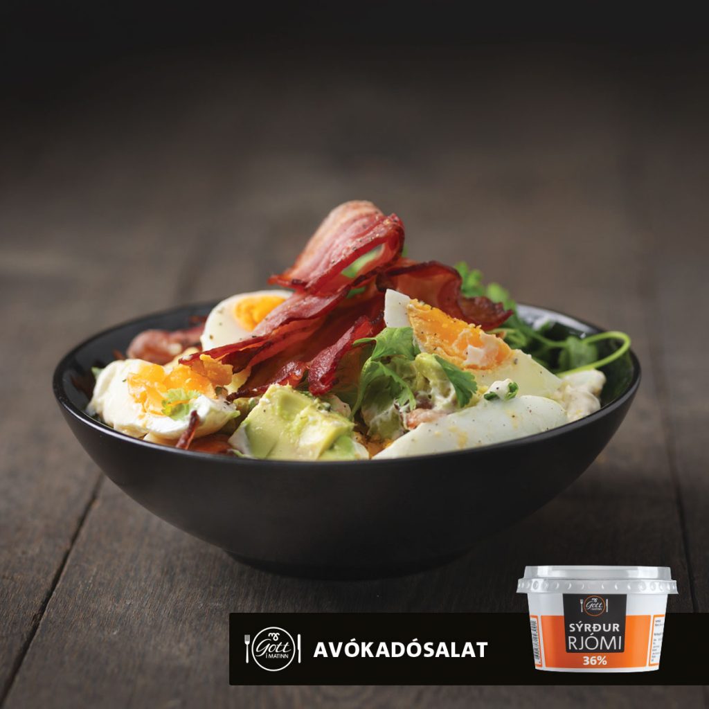 Avókadósalat með eggjum og sýrðum rjóma