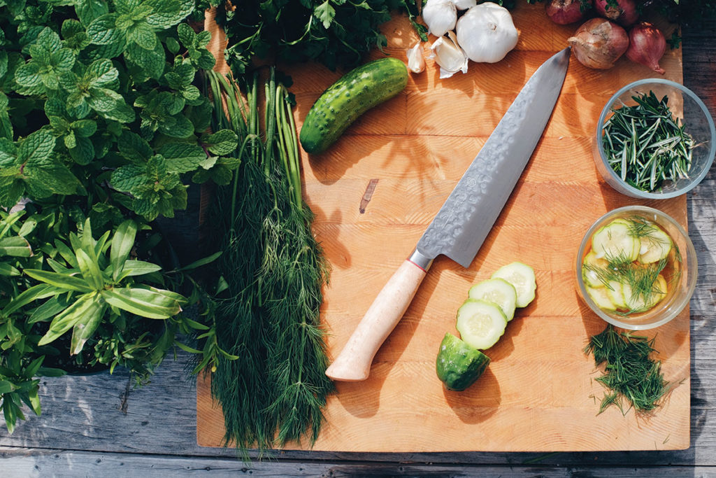 Kokkahnífur - Súrar gúrkur - Rósmarin - Dill - Mynta - Hvítlaukur - Shallot laukur - Estragon