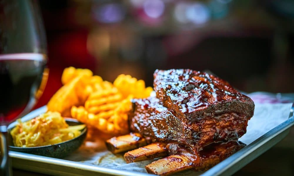 Nauta Short Ribs - Hægelduð og reykt “short rib”, bjór-BBQ-sósa, hrásalat og vöfflufranskar með