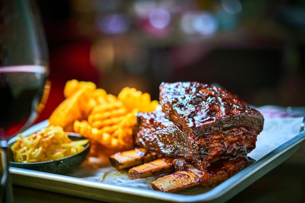 Nauta Short Ribs - Hægelduð og reykt “short rib”, bjór-BBQ-sósa, hrásalat og vöfflufranskar með