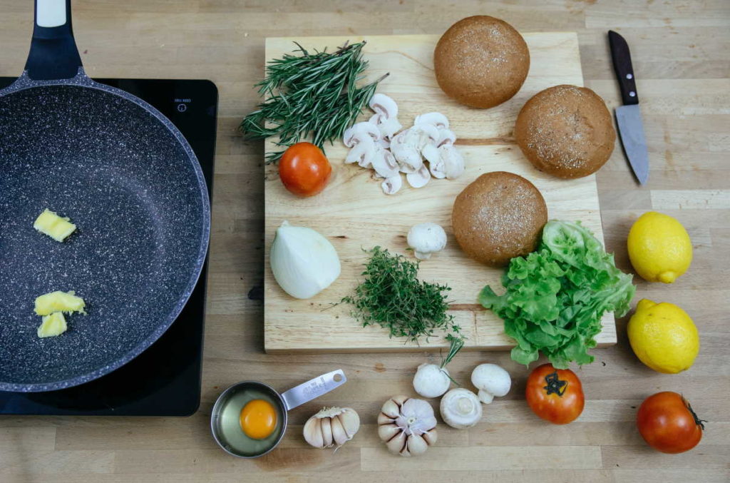 Matur - hvítlaukur - sveppir - brauð - tómatar - timian (blóðberg) - sítrónur - egg - laukur - panna - steikarpanna - lambhagasalat - salat