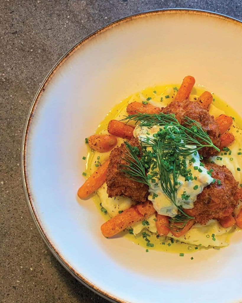 Dásamlegar “frikadeller” - Bollurnar eru bornar fram með sítrus-kartöflumús, gláðum gulrótum og gúrkuremúlaði.