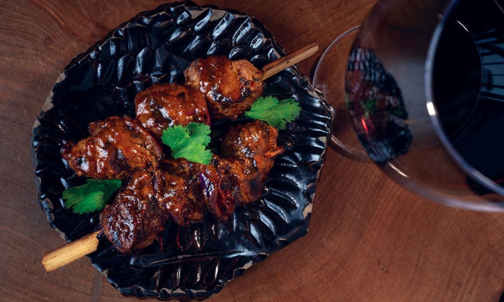 Lambaspjót með rauðlauk og marineruð í hvönn og szechuan dressingu.