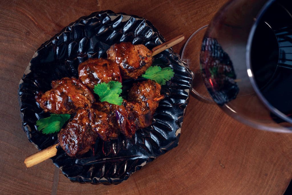 Lambaspjót með rauðlauk og marineruð í hvönn og szechuan dressingu.