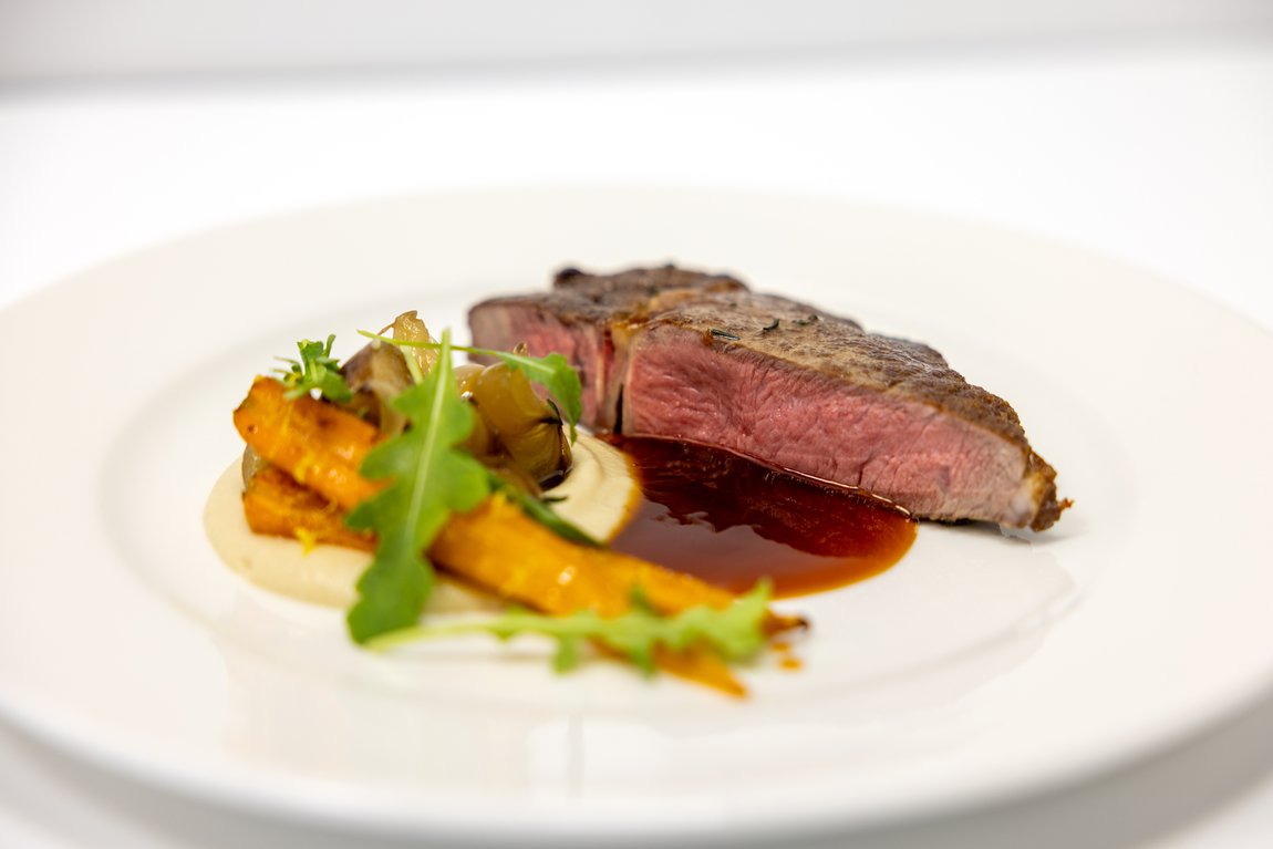 Ribeye með jarðskokkamauki, lauk ragut, bergamot gulrót og demi glaze sósu