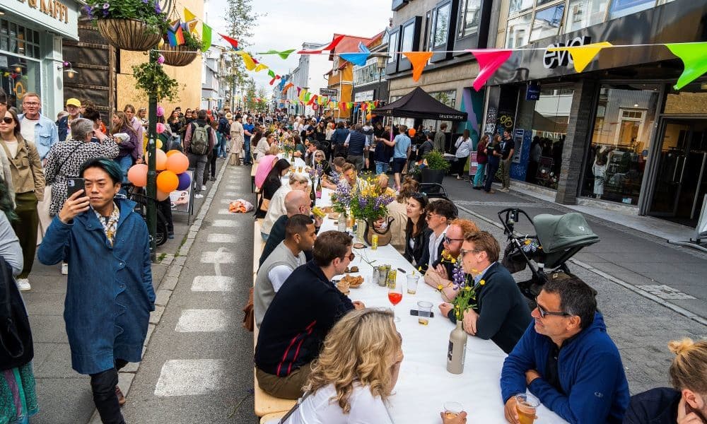 Langborðið á Laugaveginum