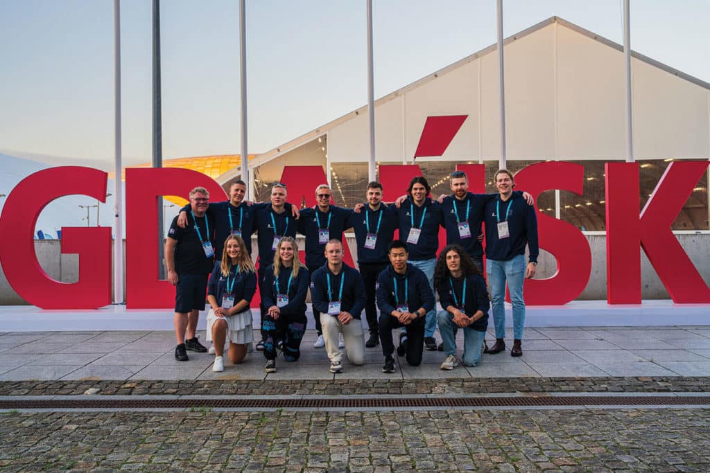 Íslenski landsliðshópurinn sem tekur þátt í Euroskills 2023 í Gdańsk í Póllandi ásamt Georgi Páli Skúlasyni, formanni Verkiðnar / Skills Iceland og Sigurði Borgari Ólafssyni, liðsstjóra.