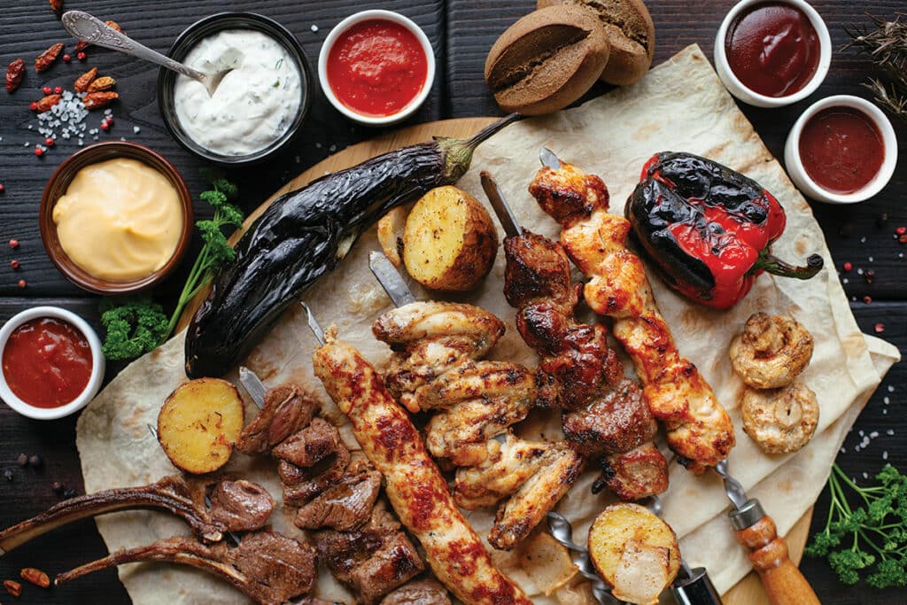 Kebab, Paprika, BBQ, sveppir, kjúklingaspjót, nautaspjót, lambakótilettur, kartöflur, tómatsósa