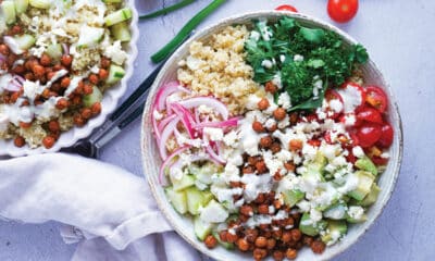 Quinoa skál með ristuðum kjúklingabaunum, ostakubbi og jógúrtsósu