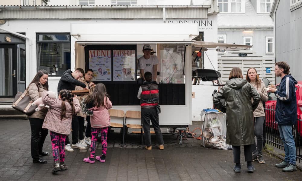 Keyptu gamlan pulsuvagn, rifu allt út úr honum og innréttuðu upp á nýtt - Selja grimmt af Napólí pizzum - Pizza port