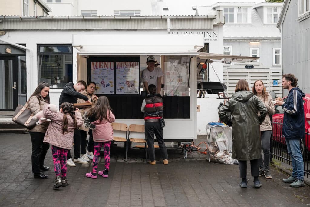 Keyptu gamlan pulsuvagn, rifu allt út úr honum og innréttuðu upp á nýtt - Selja grimmt af Napólí pizzum - Pizza port