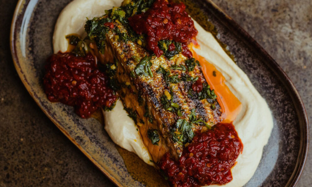 Grillaður lax að hætti Sumac - Grillaður lax, rauðkál, tahini og chermoula