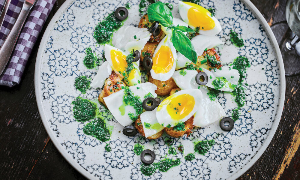 Hægeldaður saltfiskur með steiktu smælki, linsoðnum eggjum, svörtum ólífum og steinselju-basil vinaigrette