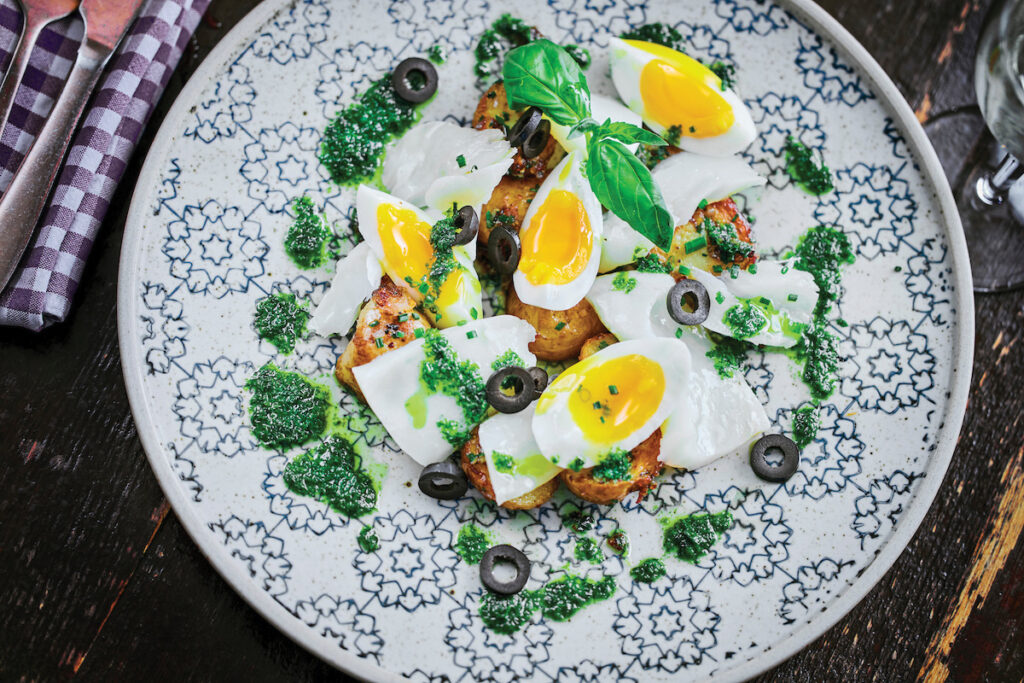 Hægeldaður saltfiskur með steiktu smælki, linsoðnum eggjum, svörtum ólífum og steinselju-basil vinaigrette