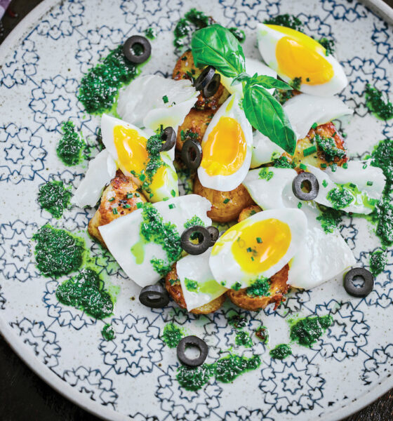 Hægeldaður saltfiskur með steiktu smælki, linsoðnum eggjum, svörtum ólífum og steinselju-basil vinaigrette