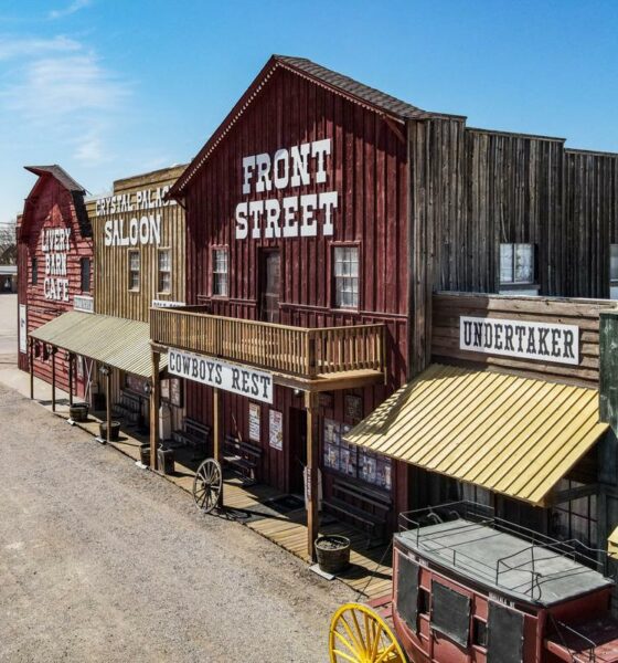 Matargestir ferðast aftur í tímann til villta vestursins - Front Street Steakhouse - Nebraska