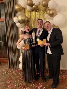 Gull til Íslands í framreiðslu á Norðurlandamóti - Norræna nemakeppnin 2025 - Silvia Louise Einarsdóttir, Tristan Tómasson Manoury, Sindri Hrafn Rúnarsson, Marlís Jóna Þórunn Karlsdóttir, Finnur Gauti Vilhelmsson og Jakob Zarioh Sifjarson Baldvinsson