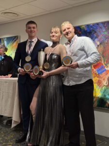 Gull til Íslands í framreiðslu á Norðurlandamóti - Norræna nemakeppnin 2025 - Silvia Louise Einarsdóttir, Tristan Tómasson Manoury, Sindri Hrafn Rúnarsson, Marlís Jóna Þórunn Karlsdóttir, Finnur Gauti Vilhelmsson og Jakob Zarioh Sifjarson Baldvinsson