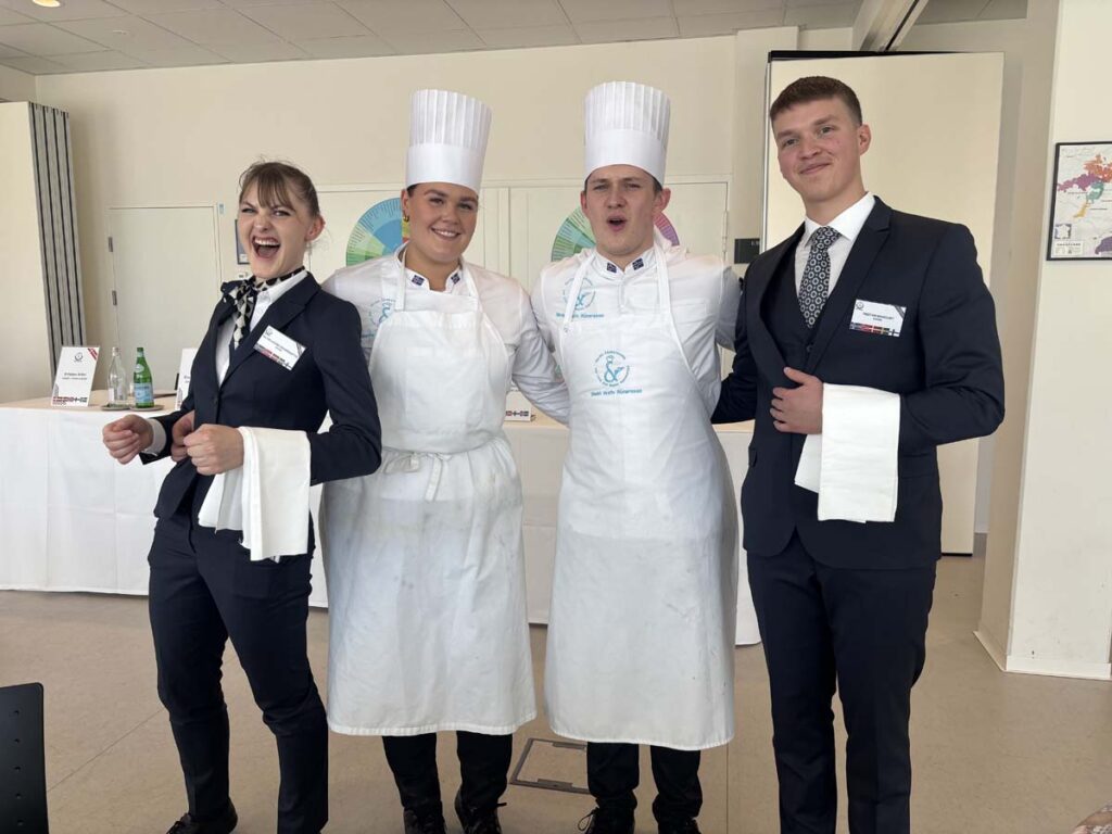 Gull til Íslands í framreiðslu á Norðurlandamóti - Norræna nemakeppnin 2025 - Silvia Louise Einarsdóttir, Tristan Tómasson Manoury, Sindri Hrafn Rúnarsson, Marlís Jóna Þórunn Karlsdóttir, Finnur Gauti Vilhelmsson og Jakob Zarioh Sifjarson Baldvinsson