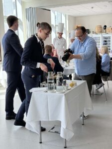 Gull til Íslands í framreiðslu á Norðurlandamóti - Norræna nemakeppnin 2025 - Silvia Louise Einarsdóttir, Tristan Tómasson Manoury, Sindri Hrafn Rúnarsson, Marlís Jóna Þórunn Karlsdóttir, Finnur Gauti Vilhelmsson og Jakob Zarioh Sifjarson Baldvinsson