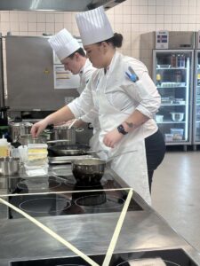 Gull til Íslands í framreiðslu á Norðurlandamóti - Norræna nemakeppnin 2025 - Silvia Louise Einarsdóttir, Tristan Tómasson Manoury, Sindri Hrafn Rúnarsson, Marlís Jóna Þórunn Karlsdóttir, Finnur Gauti Vilhelmsson og Jakob Zarioh Sifjarson Baldvinsson