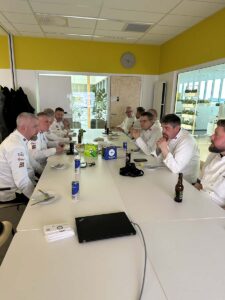 Aprílfundur KM: Veitingasvæði Ikea skoðað, mannúðarmál rædd og happdrætti til styrktar Myanmar bar góðan árangur – Myndir