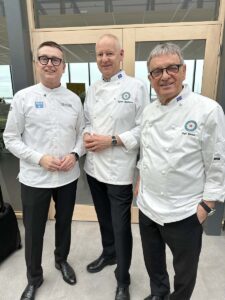 Aprílfundur KM: Veitingasvæði Ikea skoðað, mannúðarmál rædd og happdrætti til styrktar Myanmar bar góðan árangur – Myndir