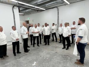 Aprílfundur KM: Veitingasvæði Ikea skoðað, mannúðarmál rædd og happdrætti til styrktar Myanmar bar góðan árangur – Myndir