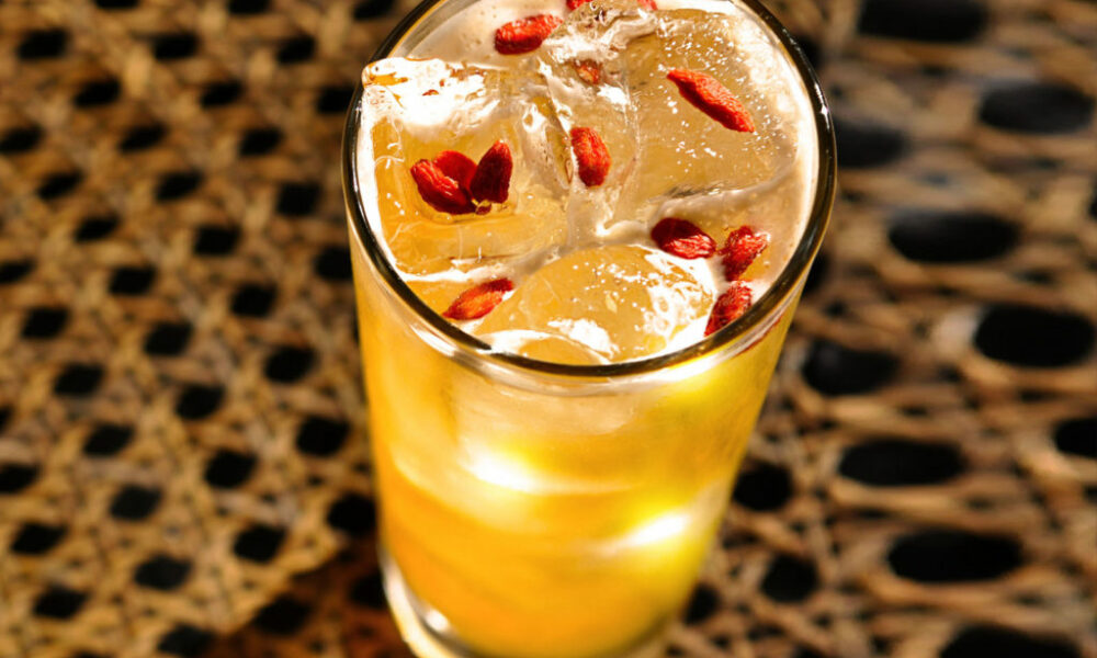 Rabarbaratímabilið er komið: Prófaðu þennan ferska sumar­kokteil