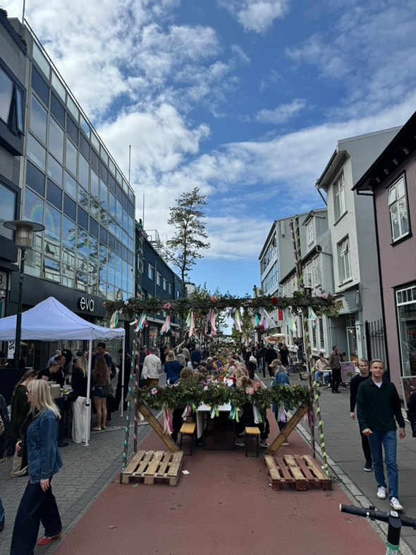 Laugavegur breyttist í rómantíska veislugötu: 60 metra langborð undir sól og sumarskapi