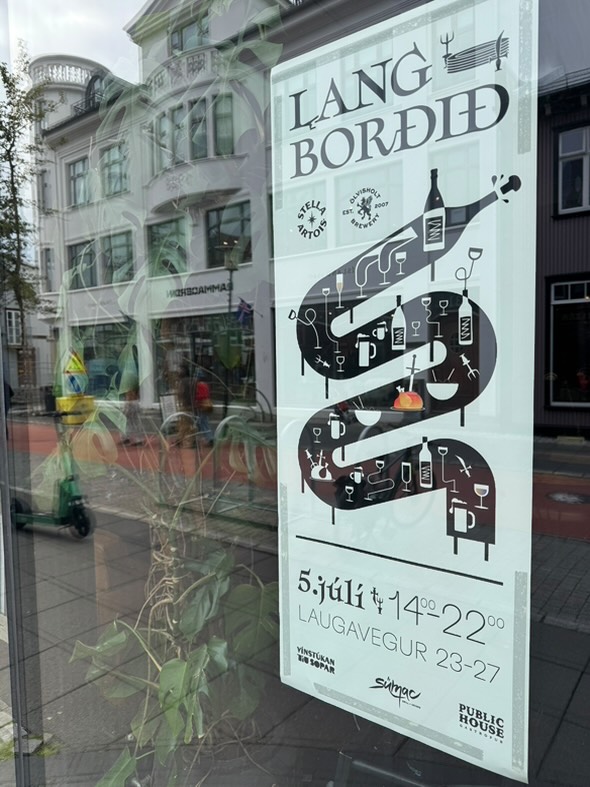 Laugavegur breyttist í rómantíska veislugötu: 60 metra langborð undir sól og sumarskapi