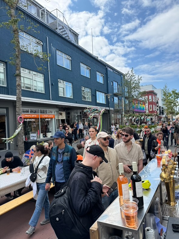 Laugavegur breyttist í rómantíska veislugötu: 60 metra langborð undir sól og sumarskapi