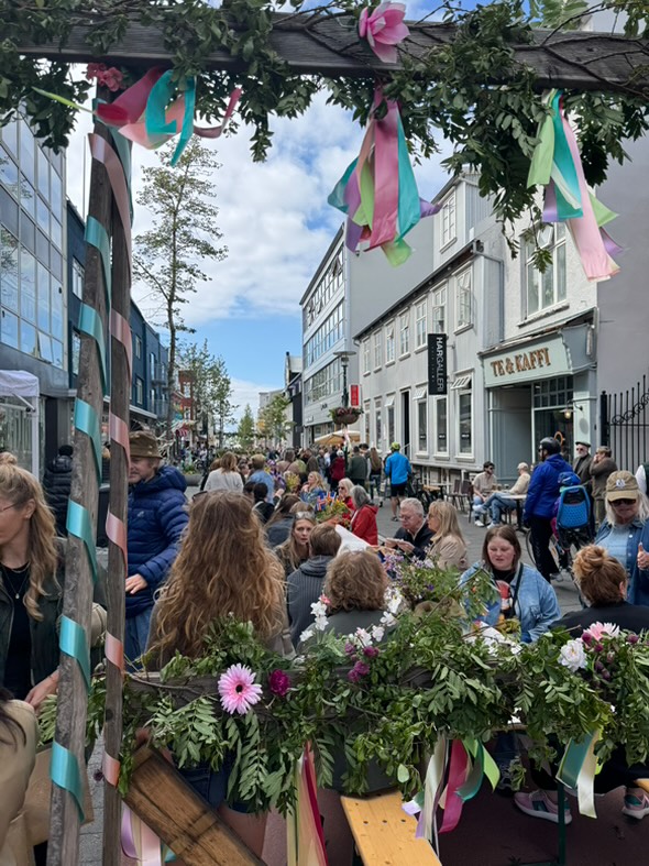 Laugavegur breyttist í rómantíska veislugötu: 60 metra langborð undir sól og sumarskapi