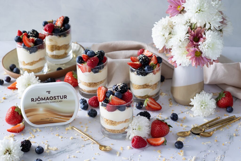 Hvítt súkkulaði, fersk ber og nýi rjómaosturinn frá MS – fullkomið fyrir helgarkaffið